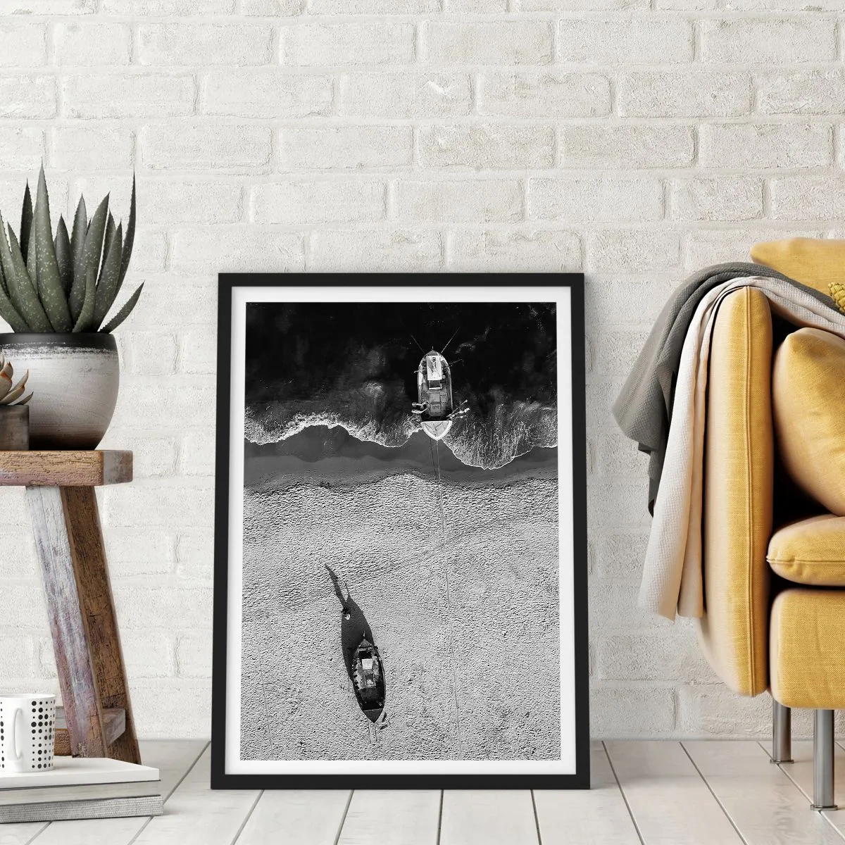 Poster in cornice nera - Una fotografia aerea in bianco e nero di una barca su una spiaggia - 50x70cm - Ancora sulla riva... - Decorazione murale moderna per soggiorno e camera da letto ARTTOR