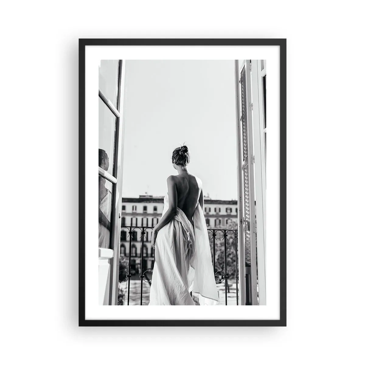 Poster in cornice nera - Una donna in tessuto bianco su un balcone con vista sulla città - 50x70cm - Il risveglio dei sensi - Decorazione murale moderna per soggiorno e camera da letto ARTTOR