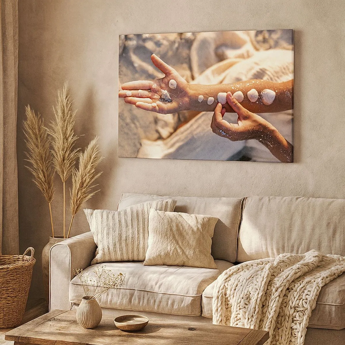 Quadro su tela - Stampe su Tela - Mani con conchiglie disposte sullo sfondo di sabbia - 70x50cm - La bellezza a portata di mano - Decorazione murale moderna per soggiorno e camera da letto ARTTOR