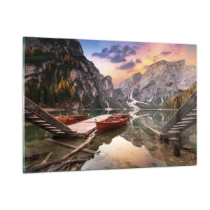 Quadro su vetro - Lago di montagna con molo e barche all'alba - 120x80cm - La promessa del giorno - Decorazione murale moderna per soggiorno e camera da letto ARTTOR