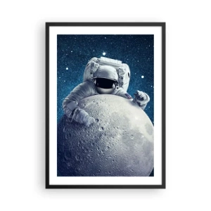 Poster in cornice nera - Un astronauta tiene in mano un pezzo di luna contro un cielo stellato. - 50x70cm - Burlone spaziale - Decorazione murale moderna per soggiorno e camera da letto ARTTOR