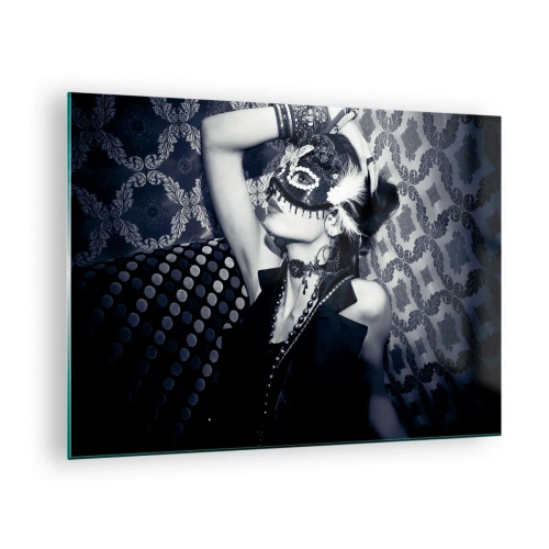 Quadro su vetro - Una figura mascherata contro un muro decorato con sfumature di bianco e nero - 70x50cm - Decorazioni, ornamenti, modelli... - Decorazione murale moderna per soggiorno e camera da letto ARTTOR