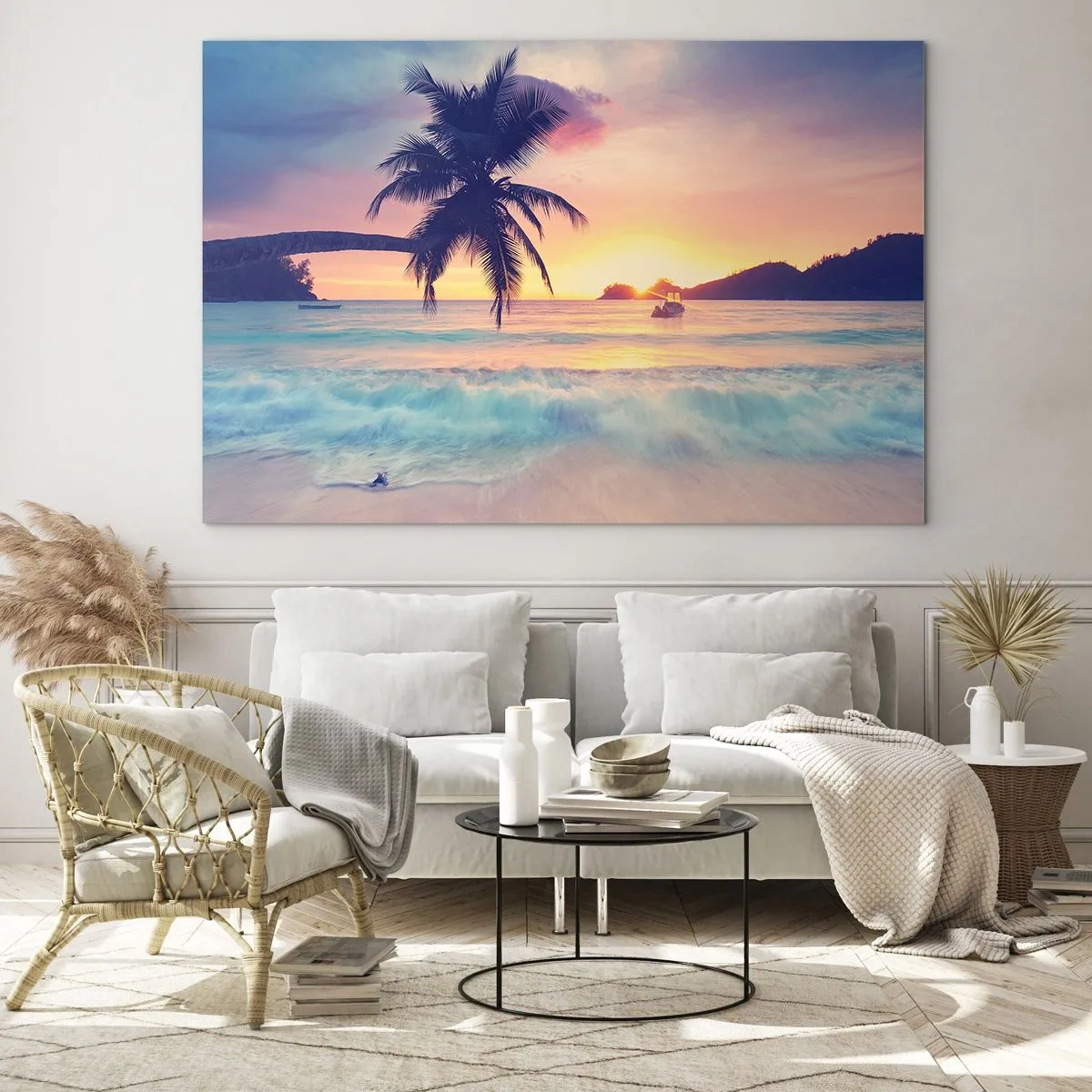 Quadro su vetro - Spiaggia di palme al tramonto con una barca all'orizzonte - 100x70cm - Sera nell'insenatura - Decorazione murale moderna per soggiorno e camera da letto ARTTOR