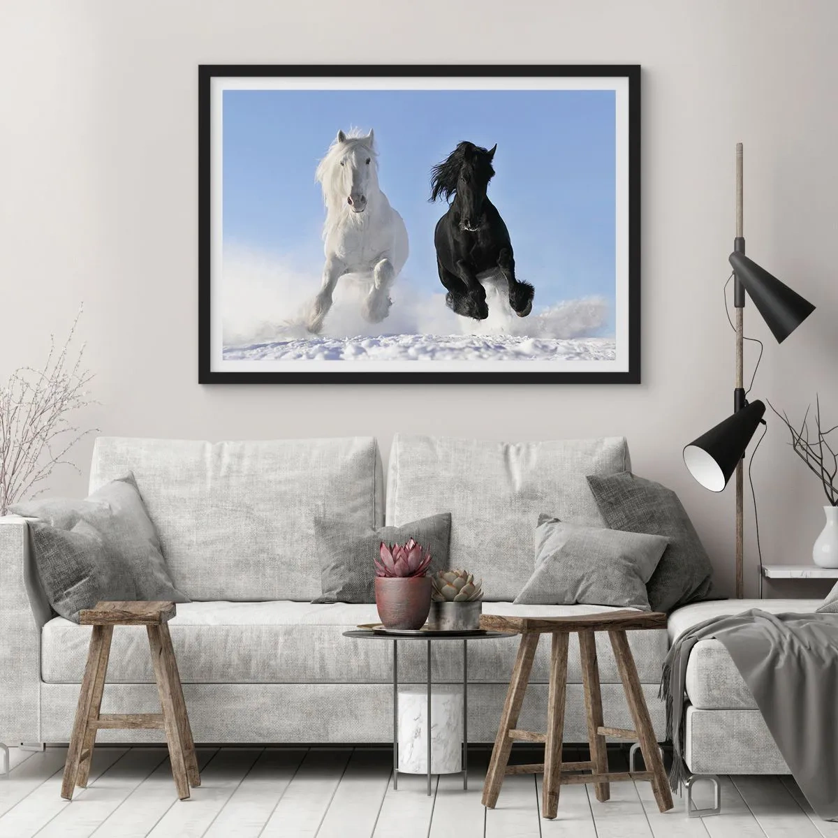 Poster in cornice nera - Un cavallo bianco e uno nero che galoppano nella neve - 70x50cm - Galoppo in bianco e nero - Decorazione murale moderna per soggiorno e camera da letto ARTTOR