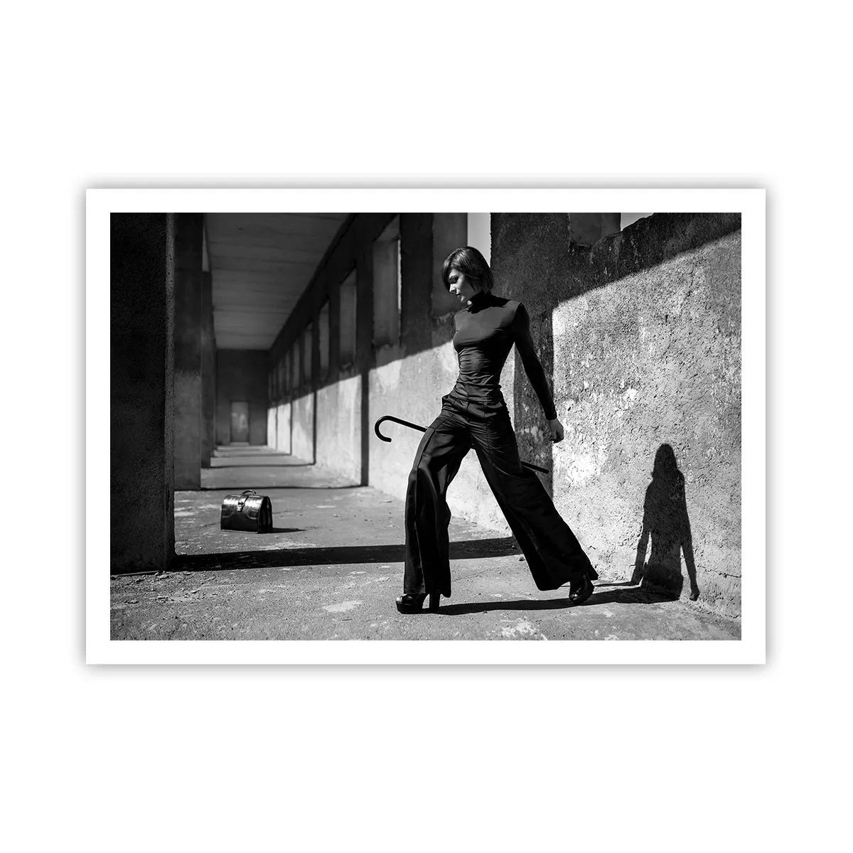 Poster - Donna elegante in un ambiente industriale - 100x70cm - Eleganza cittadina - Decorazione murale moderna per soggiorno e camera da letto ARTTOR