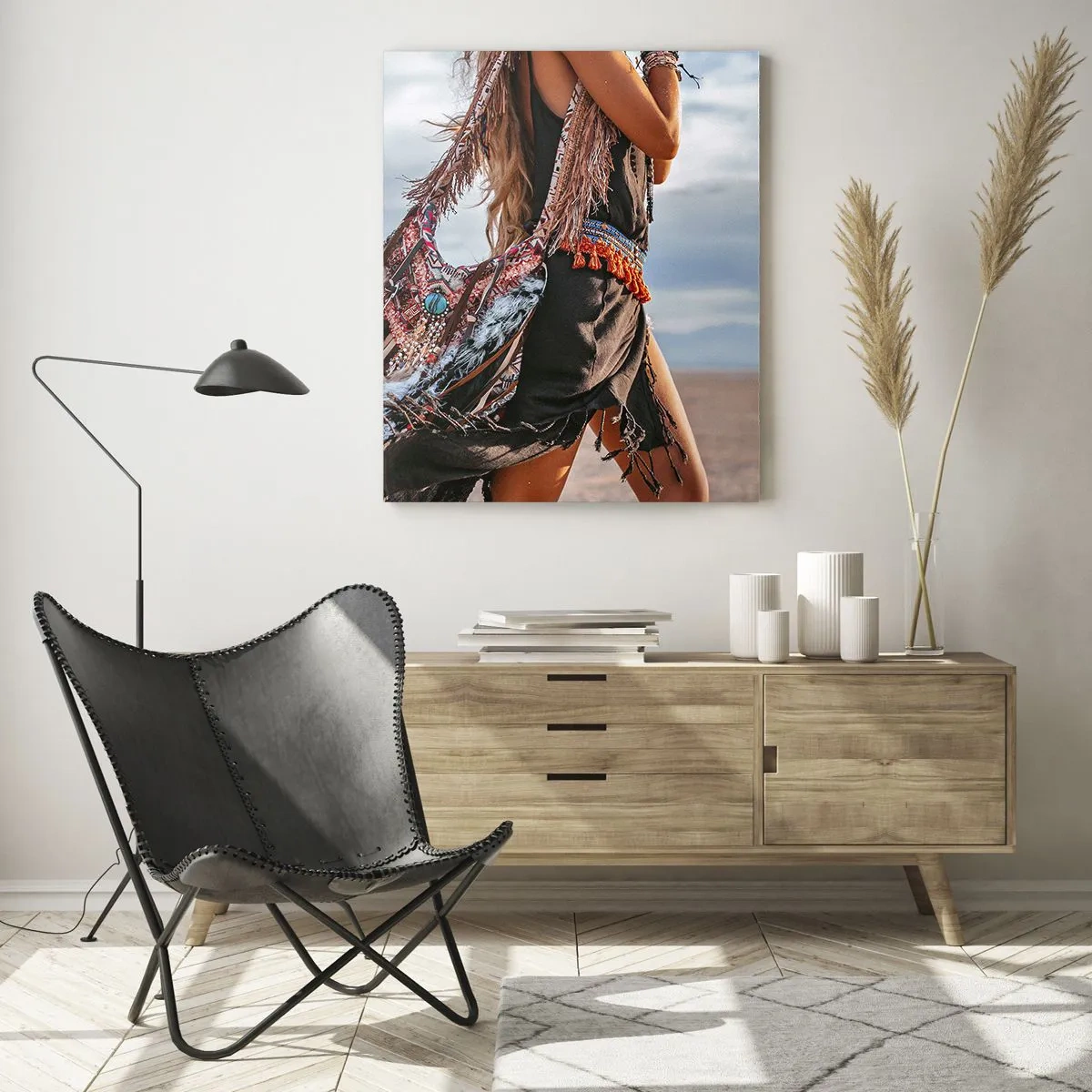 Quadro su vetro - Donna in stile boho con piume e decorazioni su uno sfondo desertico - 50x70cm - La donna dello sciamano - Decorazione murale moderna per soggiorno e camera da letto ARTTOR
