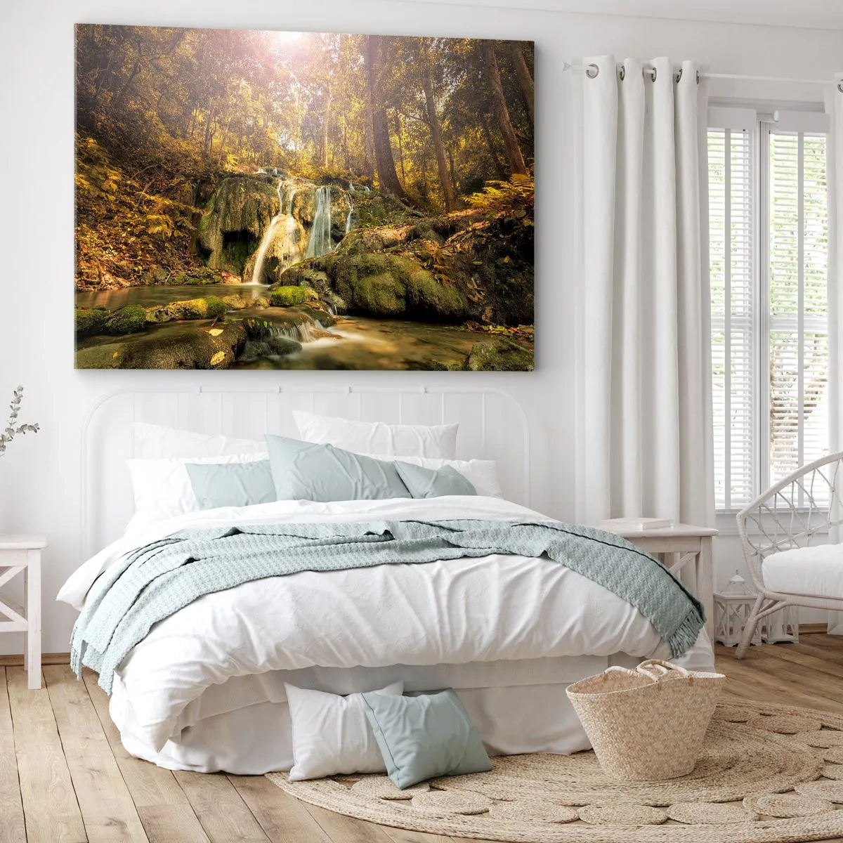 Quadro su tela - Stampe su Tela - Una cascata nella foresta sotto i raggi del sole, circondata dal verde - 70x50cm - Cascata boschiva in verde - Decorazione murale moderna per soggiorno e camera da letto ARTTOR
