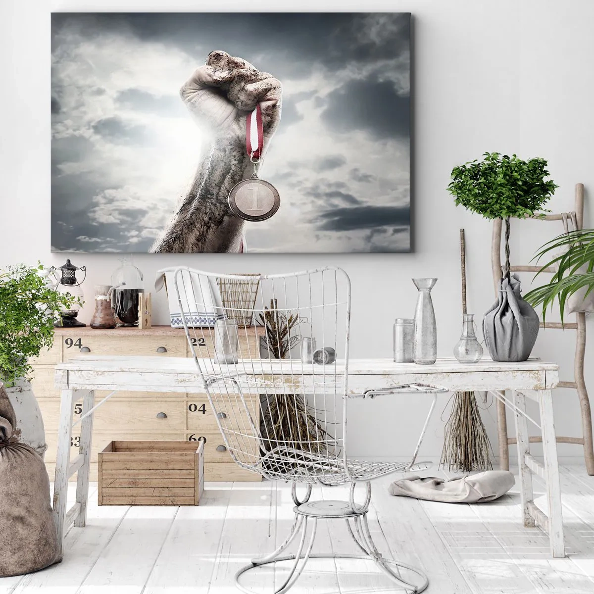 Quadro su tela - Stampe su Tela - Una mano alzata con una medaglia contro un cielo nuvoloso - 70x50cm - Per aspera ad astra - Decorazione murale moderna per soggiorno e camera da letto ARTTOR