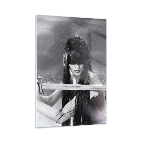 Quadro su vetro - Una donna con una spada sotto la pioggia su uno sfondo monocromo. - 50x70cm - Bella e pericolosa - Decorazione murale moderna per soggiorno e camera da letto ARTTOR