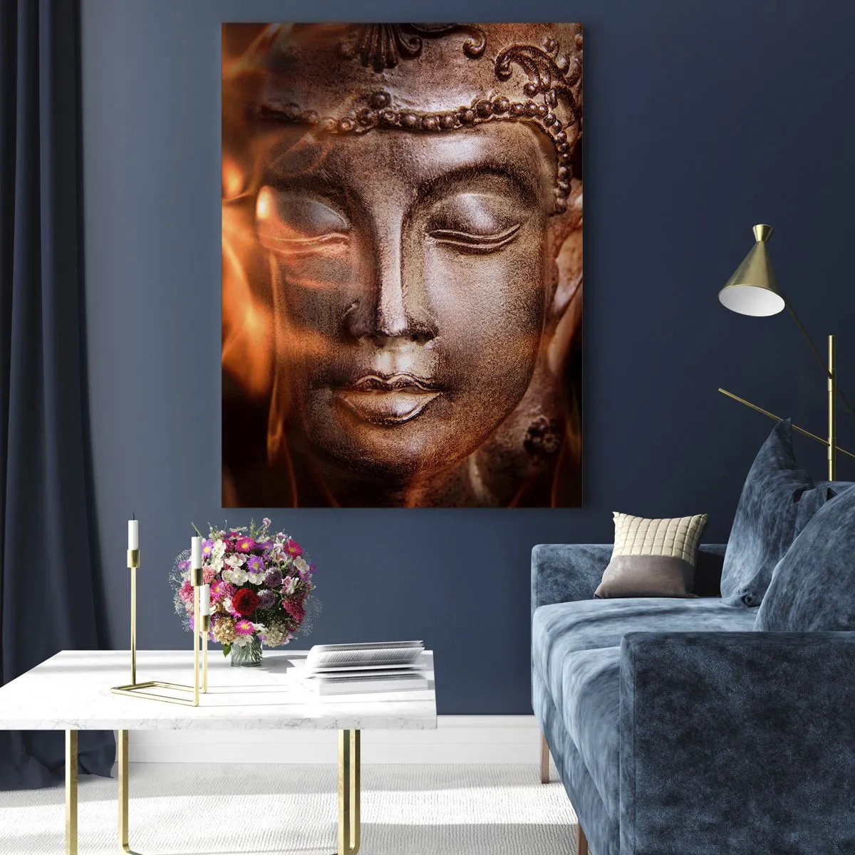 Quadro su vetro - Una statua del Buddha tra fiamme dai riflessi dorati - 80x120cm - Esiste solo qui e ora - Decorazione murale moderna per soggiorno e camera da letto ARTTOR