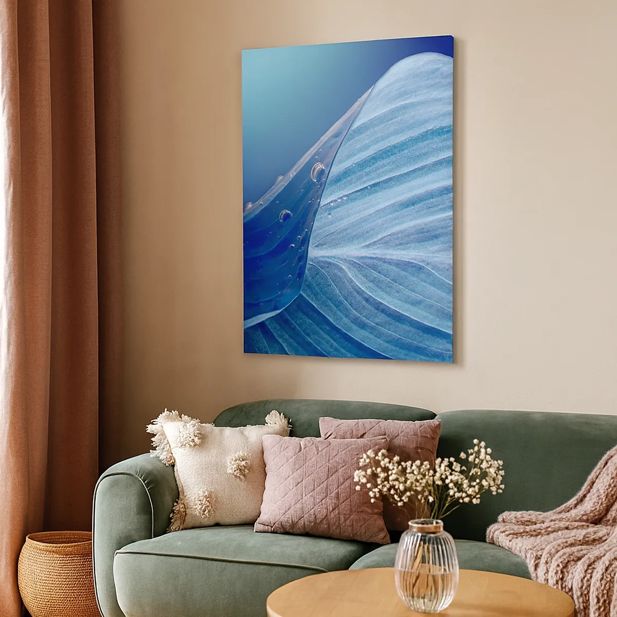 Quadro su tela - Stampe su Tela - Una foglia blu con gocce d'acqua visibili - 50x70cm - Gocce di blu nascoste - Decorazione murale moderna per soggiorno e camera da letto ARTTOR