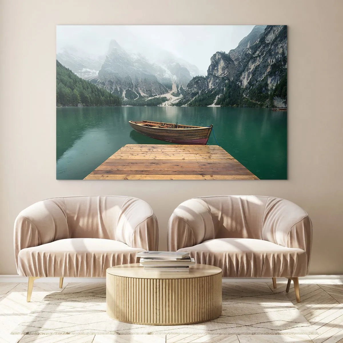 Quadro su vetro - Una barca ai moli di un lago in uno scenario montuoso con nebbia - 100x70cm - E attorno le fiere rocce - Decorazione murale moderna per soggiorno e camera da letto ARTTOR