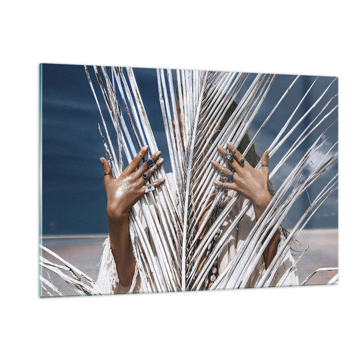 Quadro su vetro - Le mani di una donna decorate con anelli dietro una palma secca - 120x80cm - La ragazza dello sciamano? - Decorazione murale moderna per soggiorno e camera da letto ARTTOR