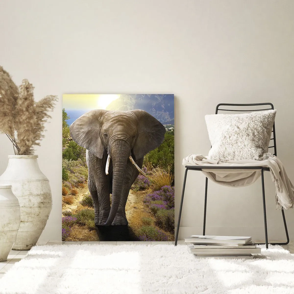 Quadro su vetro - Un elefante africano sullo sfondo di una savana e di un paesaggio montuoso - 70x100cm - Così era il paradiso - Decorazione murale moderna per soggiorno e camera da letto ARTTOR
