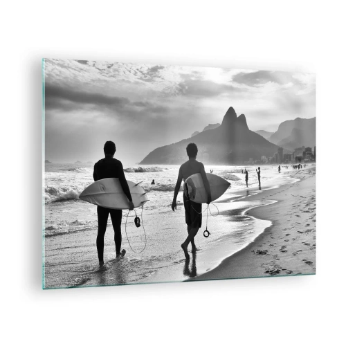 Quadro su vetro - Surfisti sulla spiaggia con tavole, composizione in bianco e nero - 70x50cm - Samba su un'unica onda - Decorazione murale moderna per soggiorno e camera da letto ARTTOR