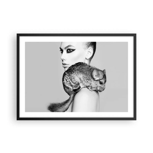 Poster in cornice nera - Donna stilizzata con un cincillà in un'elegante composizione in bianco e nero - 70x50cm - Dama con il cincillà - Decorazione murale moderna per soggiorno e camera da letto ARTTOR