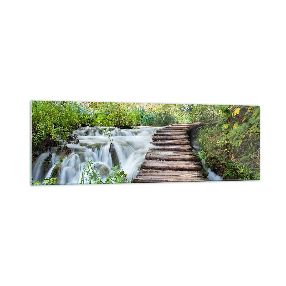 Quadro su vetro - Un ponte di legno sopra una cascata circondata da una lussureggiante foresta verde. - 160x50cm - Acqua per niente tranquilla - Decorazione murale moderna per soggiorno e camera da letto ARTTOR