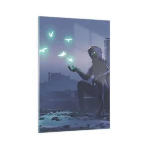 Quadro su vetro - Una figura incappucciata con uccelli magici sullo sfondo di una città - 70x100cm - La vita ritorna - Decorazione murale moderna per soggiorno e camera da letto ARTTOR