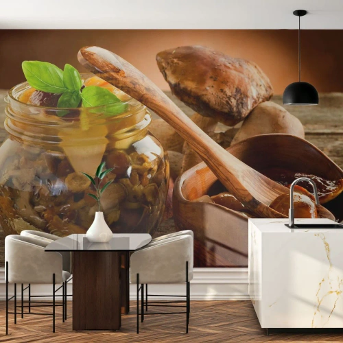 Fotomurali Standard Eco - Funghi sottaceto in un barattolo su un tavolo di legno - 100x70cm - Freschi, conservati, autunnali... - Decorazione murale moderna per soggiorno e camera da letto ARTTOR