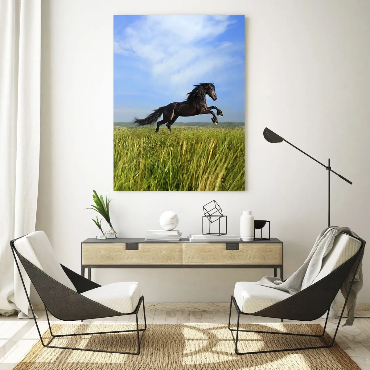 Quadro su vetro - Un cavallo nero che corre contro un cielo azzurro e un prato verde - 80x120cm - Coinvolgente manifesto di libertà - Decorazione murale moderna per soggiorno e camera da letto ARTTOR