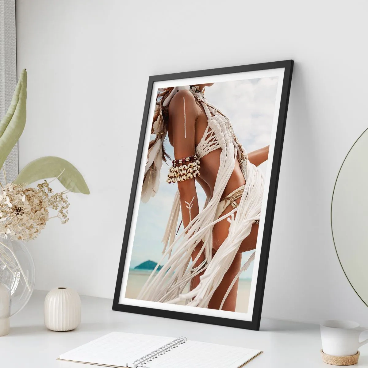 Poster in cornice nera - Donna in stile etnico sulla spiaggia - 50x70cm - La sacerdotessa del sole - Decorazione murale moderna per soggiorno e camera da letto ARTTOR