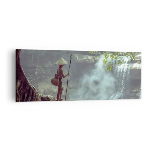 Quadro su tela - Stampe su Tela - Una figura con una lancia presso una cascata in una foresta tropicale - 140x50cm - In armonia con la natura - Decorazione murale moderna per soggiorno e camera da letto ARTTOR