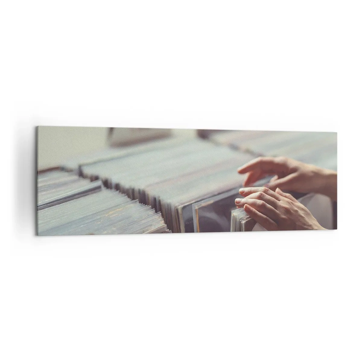 Quadro su tela - Stampe su Tela - Mani che guardano attraverso una collezione di vinili - 160x50cm - Alla ricerca di emozioni - Decorazione murale moderna per soggiorno e camera da letto ARTTOR