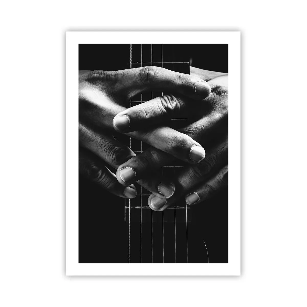 Poster - Mani intrecciate sulle corde di una chitarra in bianco e nero - 50x70cm - La preghiera dell'artista - Decorazione murale moderna per soggiorno e camera da letto ARTTOR