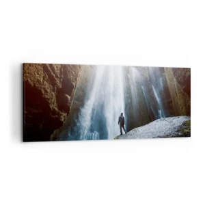 Quadro su tela - Stampe su Tela - Una figura sullo sfondo di una maestosa cascata in una gola rocciosa - 120x50cm - Ripristino delle proporzioni - Decorazione murale moderna per soggiorno e camera da letto ARTTOR