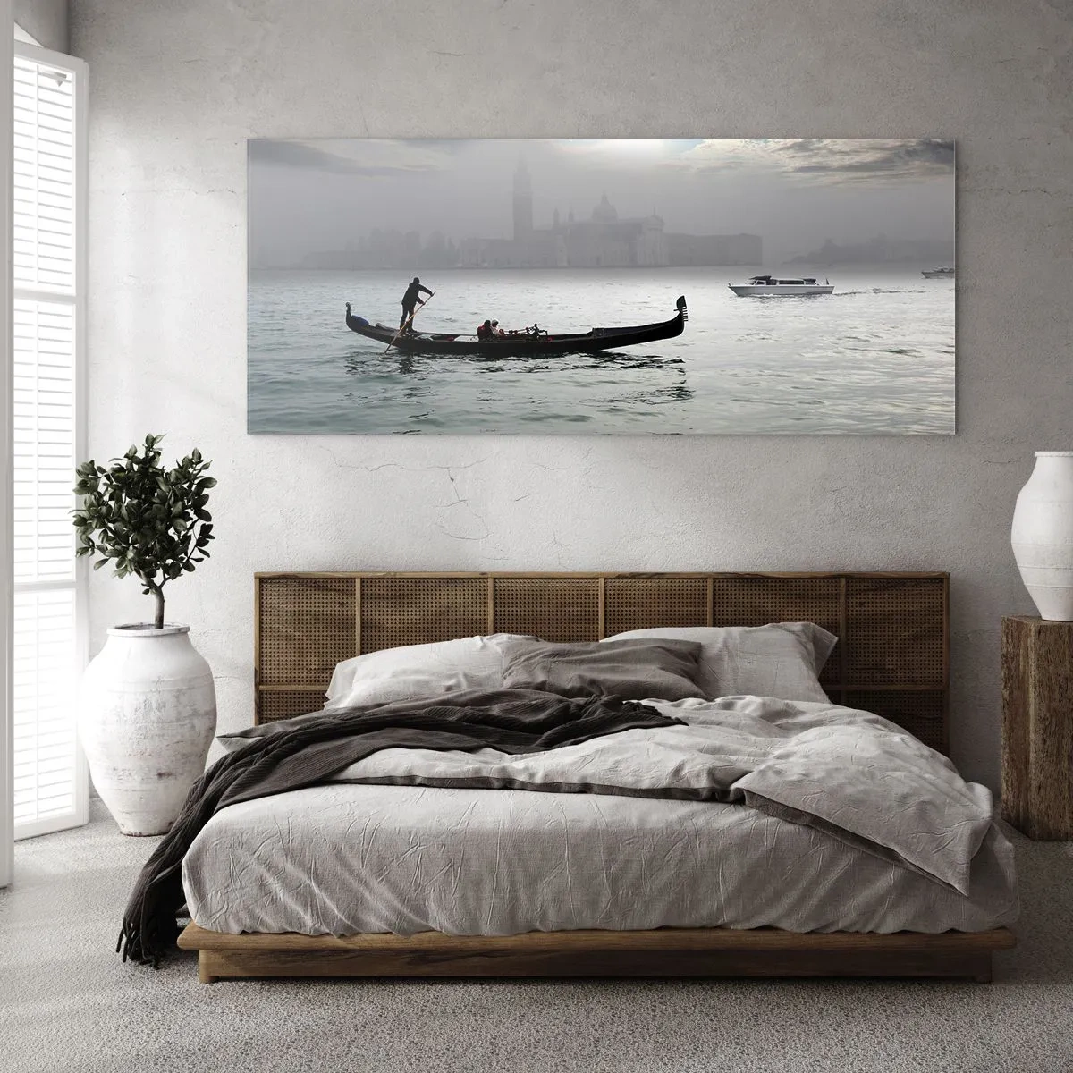 Quadro su vetro - Una gondola scivola sulle acque di Venezia in una mattina nebbiosa, sovrastando la città. - 120x50cm - Città magica di acqua e nebbia - Decorazione murale moderna per soggiorno e camera da letto ARTTOR