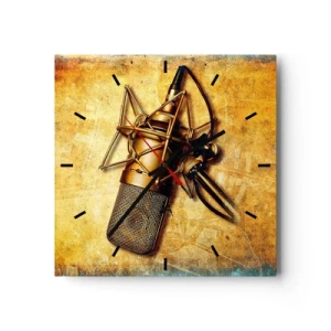 Orologio da parete - Orologio in Vetro - Un microfono da studio dorato su uno sfondo vintage dai toni caldi. - 30x30cm - Gli anni d'oro della radio - Decorazione murale moderna per soggiorno e camera da letto ARTTOR