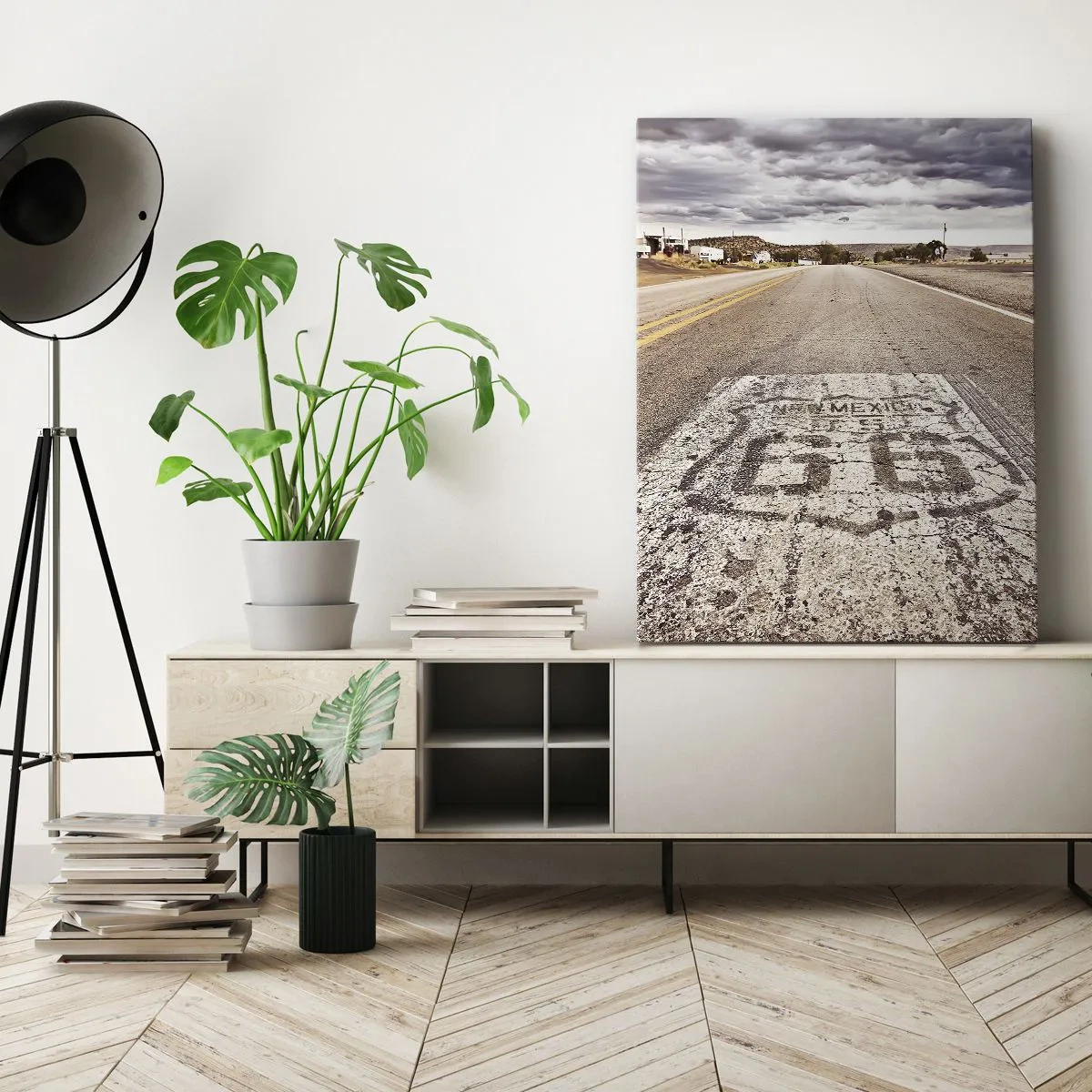 Quadro su tela - Stampe su Tela - Route 66 in un clima desertico con un cielo pittoresco - 50x70cm - La Route 66: una leggenda americana - Decorazione murale moderna per soggiorno e camera da letto ARTTOR