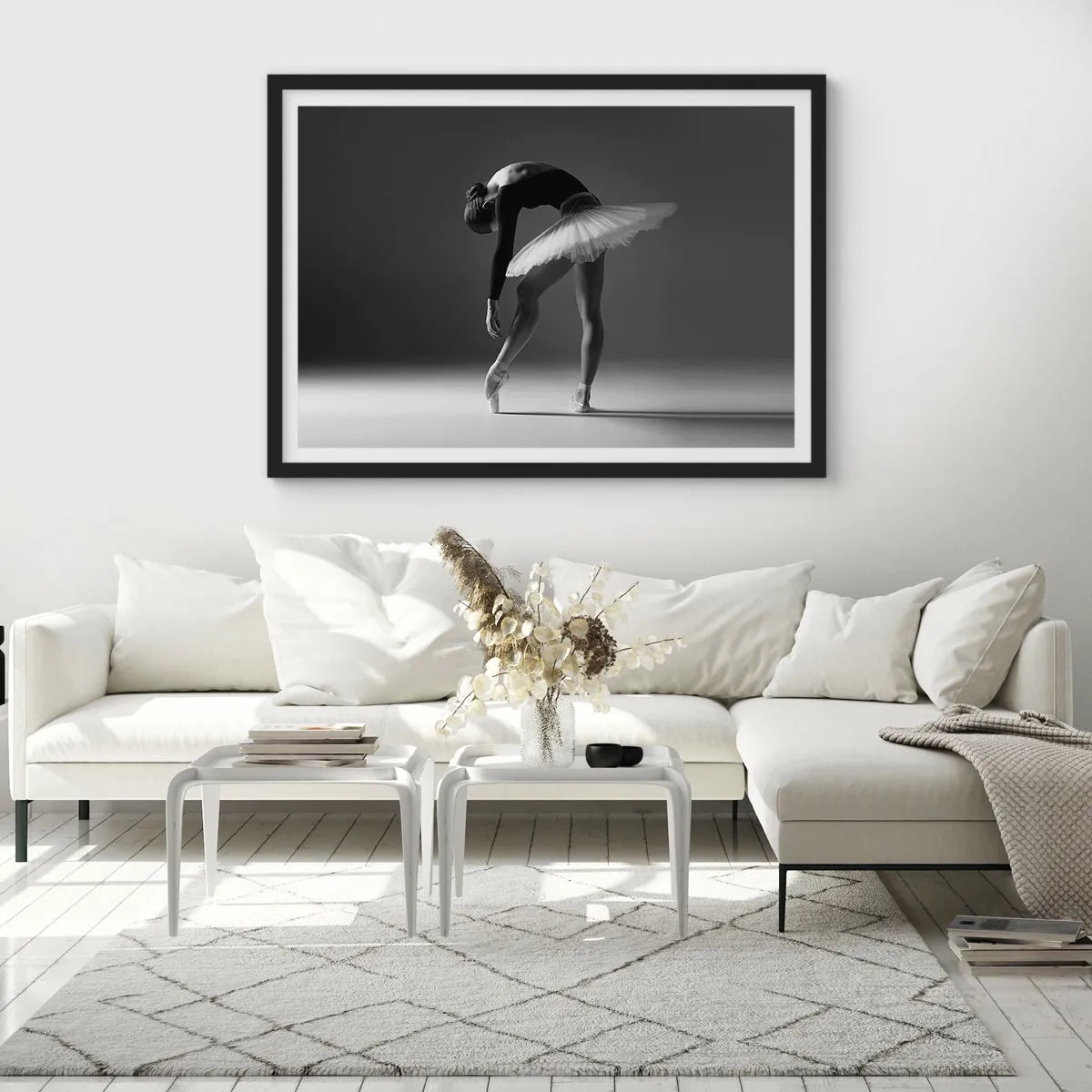 Poster in cornice nera - Una ballerina in una posa elegante su uno sfondo bianco e nero - 70x50cm - Bella ballerina - Decorazione murale moderna per soggiorno e camera da letto ARTTOR