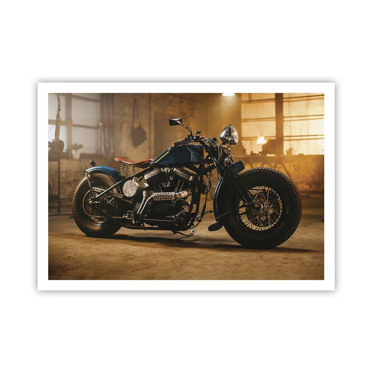 Poster - Una motocicletta elegante in un interno industriale con luci calde - 100x70cm - Posso tutto - Decorazione murale moderna per soggiorno e camera da letto ARTTOR
