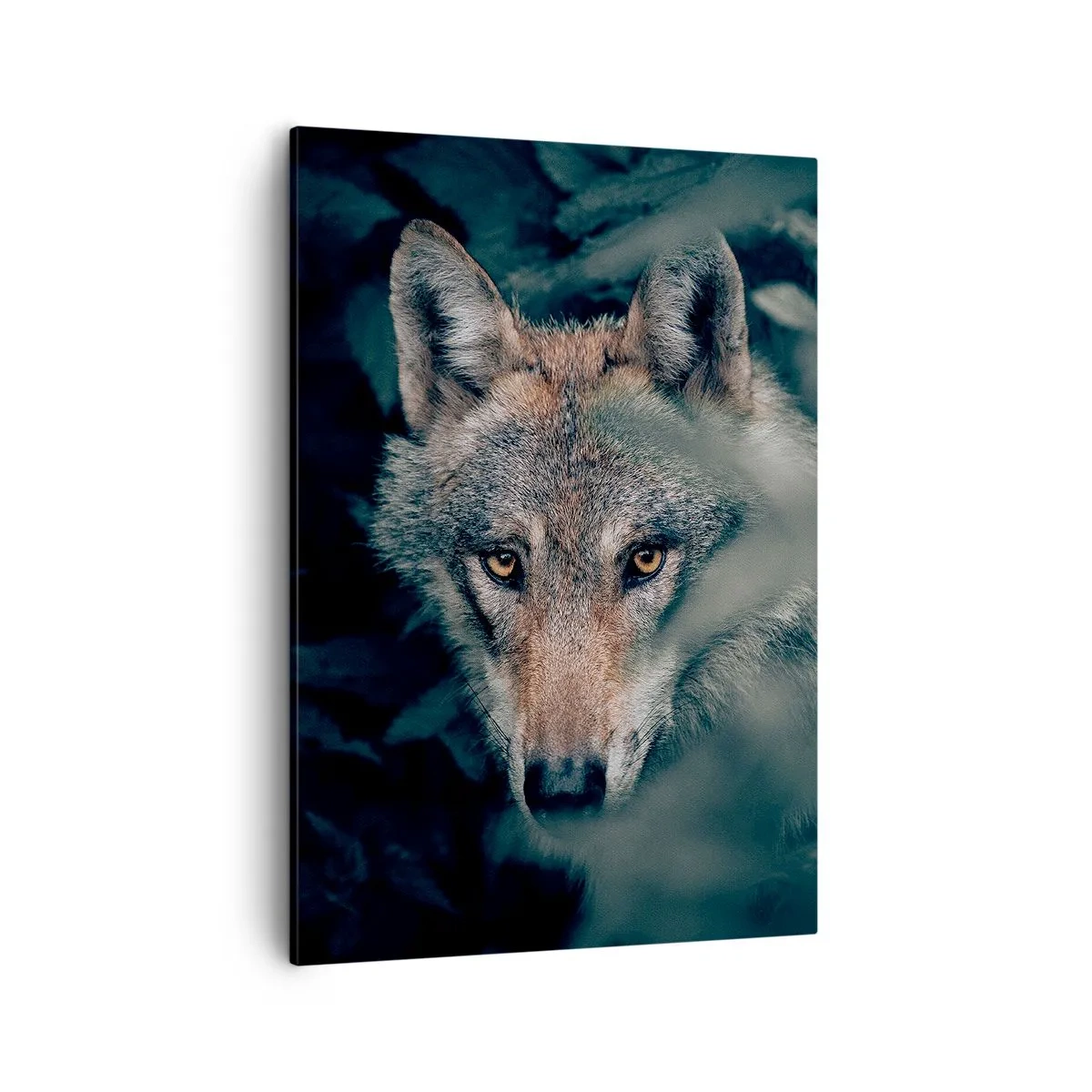 Quadro su tela - Stampe su Tela - Un lupo nel suo ambiente naturale, che osserva dalle profondità della foresta. - 50x70cm - Cacciatore - Decorazione murale moderna per soggiorno e camera da letto ARTTOR