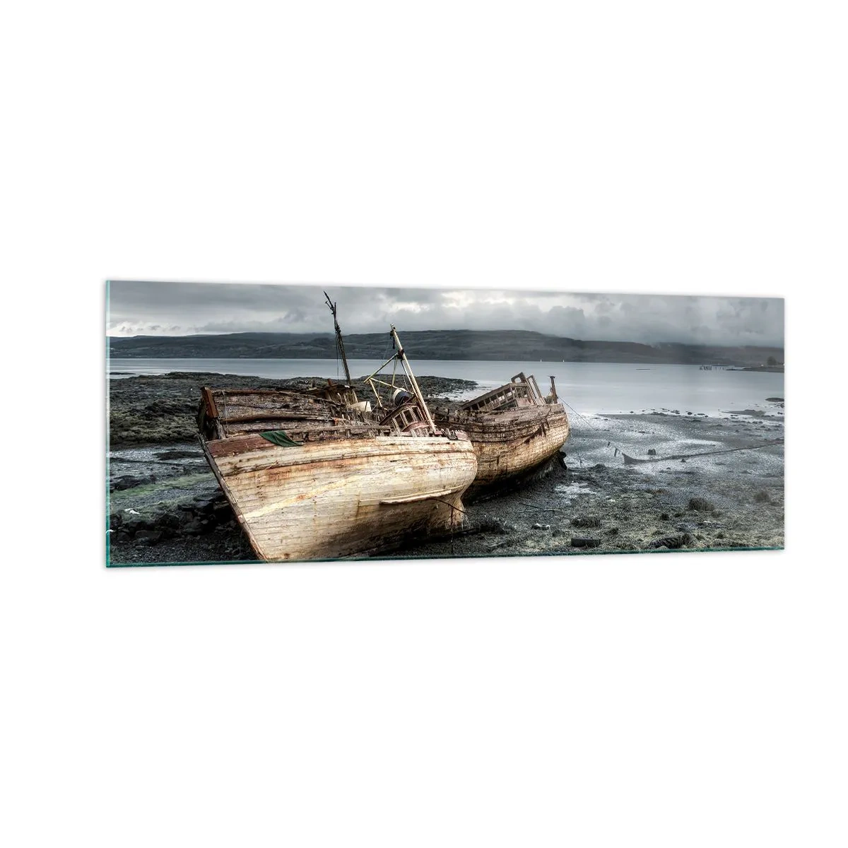 Quadro su vetro - Barche abbandonate sulla riva in una scena piovosa - 140x50cm - Segno delle fatiche degnamente sostenute - Decorazione murale moderna per soggiorno e camera da letto ARTTOR