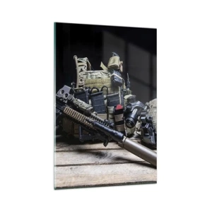 Quadro su vetro - Attrezzatura tattica con un fucile su un tavolo di legno - 80x120cm - Riposo! - Decorazione murale moderna per soggiorno e camera da letto ARTTOR