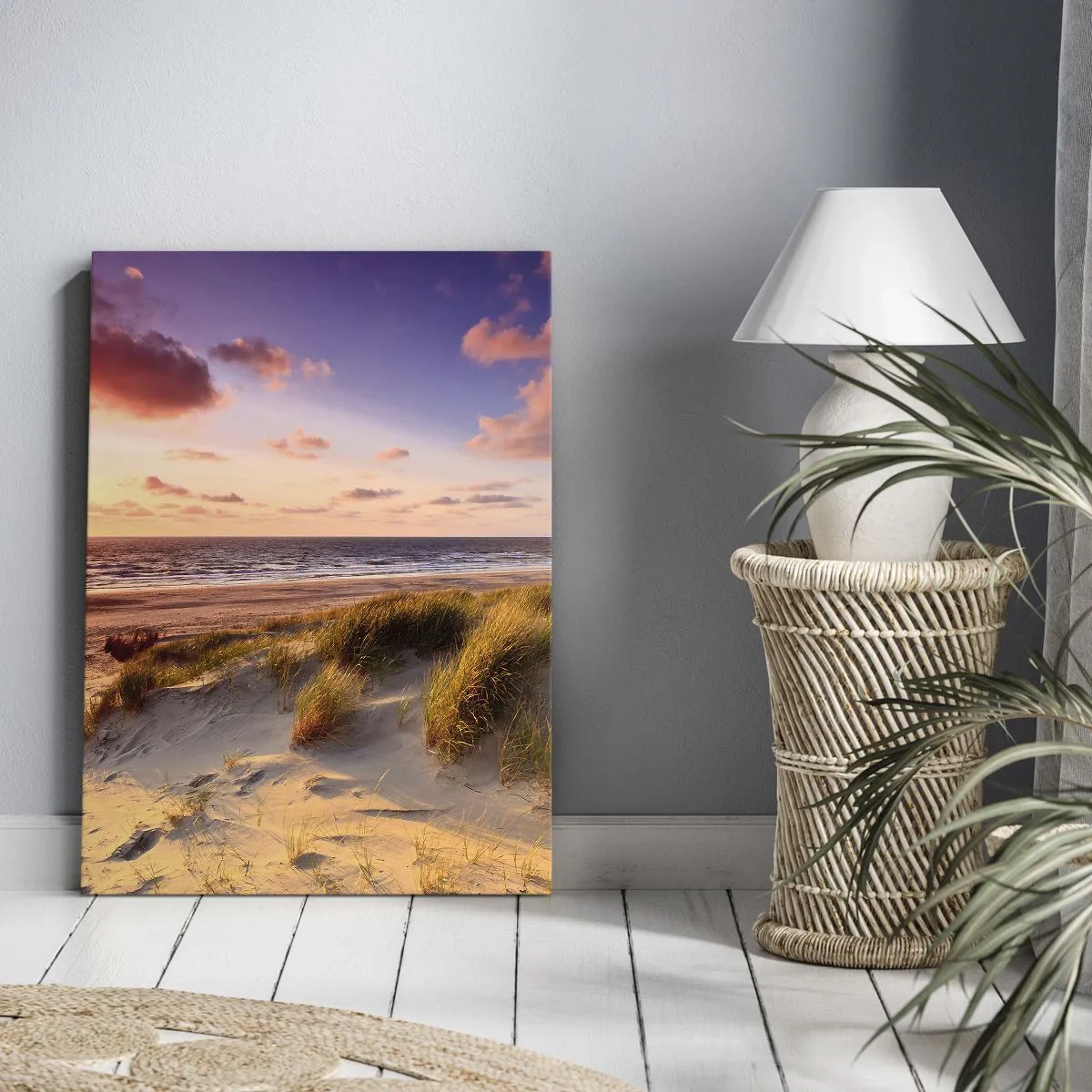 Quadro su tela - Stampe su Tela - Una spiaggia erbosa e un tramonto su un mare calmo - 50x70cm - L'aria già profuma di estate - Decorazione murale moderna per soggiorno e camera da letto ARTTOR