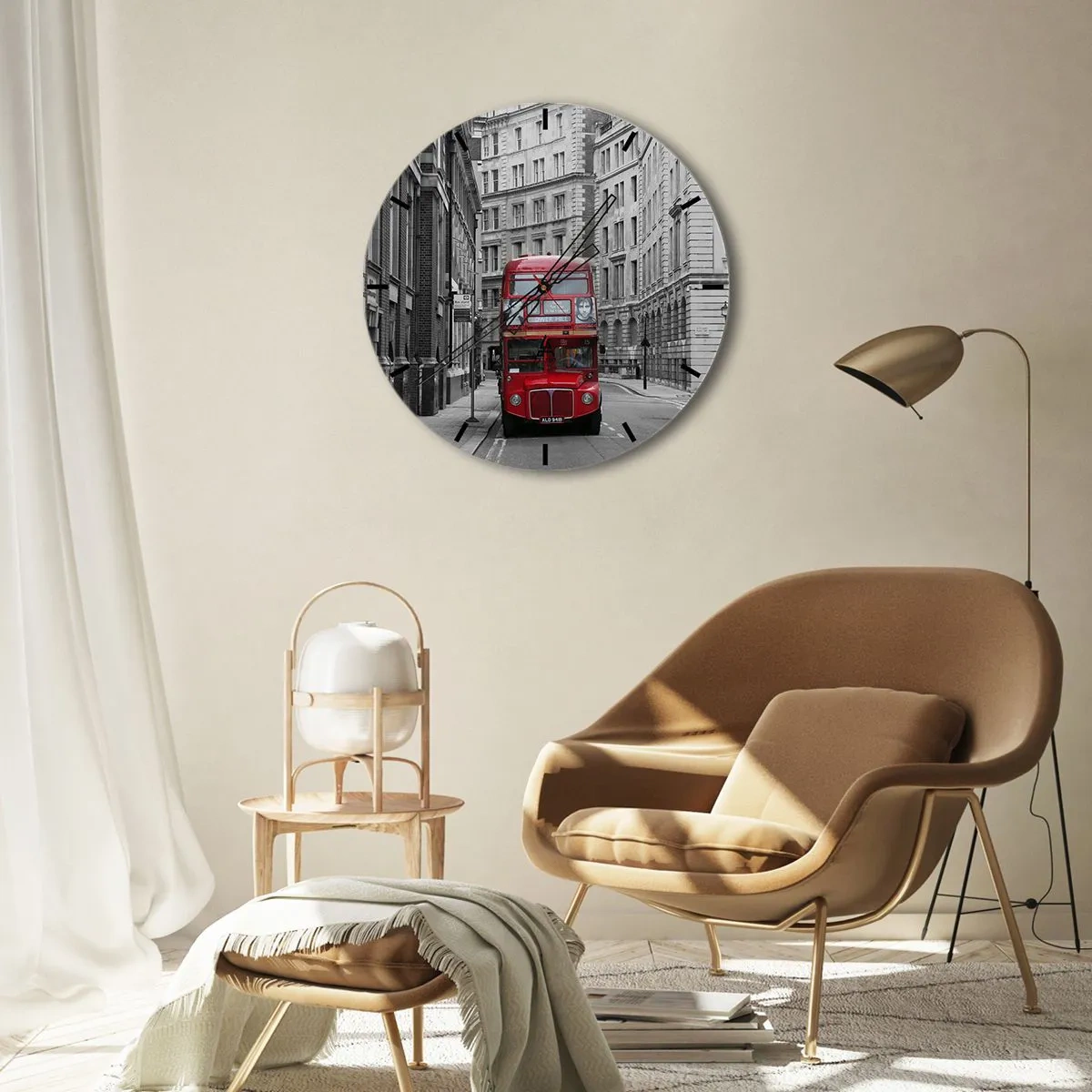 Orologio da parete - Orologio in Vetro - Un autobus rosso su uno sfondo di edifici bianchi e neri. - 30x30cm - Il quotidiano non deve essere grigio - Decorazione murale moderna per soggiorno, cucina e camera da letto ARTTOR