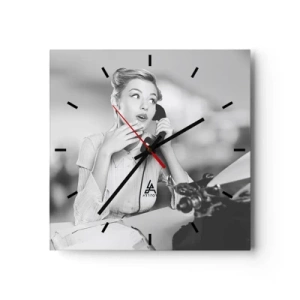 Orologio da parete - Orologio in Vetro - Una donna che parla al telefono davanti a una macchina da scrivere - 30x30cm - Salve, qui gli anni '50 - Decorazione murale moderna per soggiorno e camera da letto ARTTOR