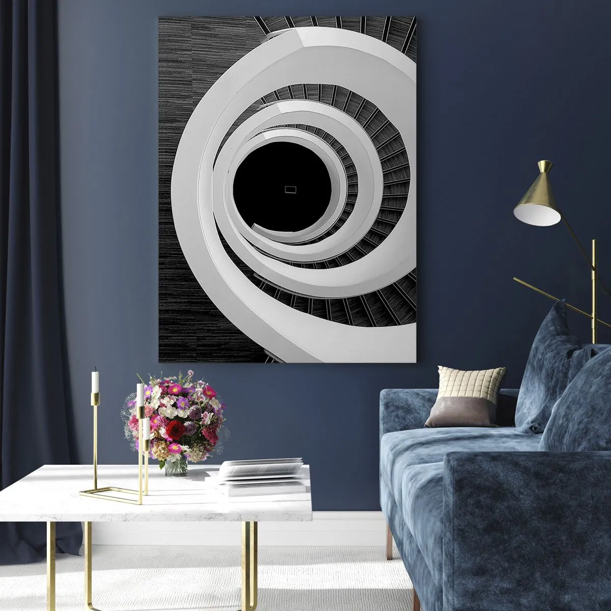 Quadro su vetro - Scala a chiocciola in bianco e nero vista dall'alto - 50x70cm - Verso l'essenza delle cose - Decorazione murale moderna per soggiorno e camera da letto ARTTOR
