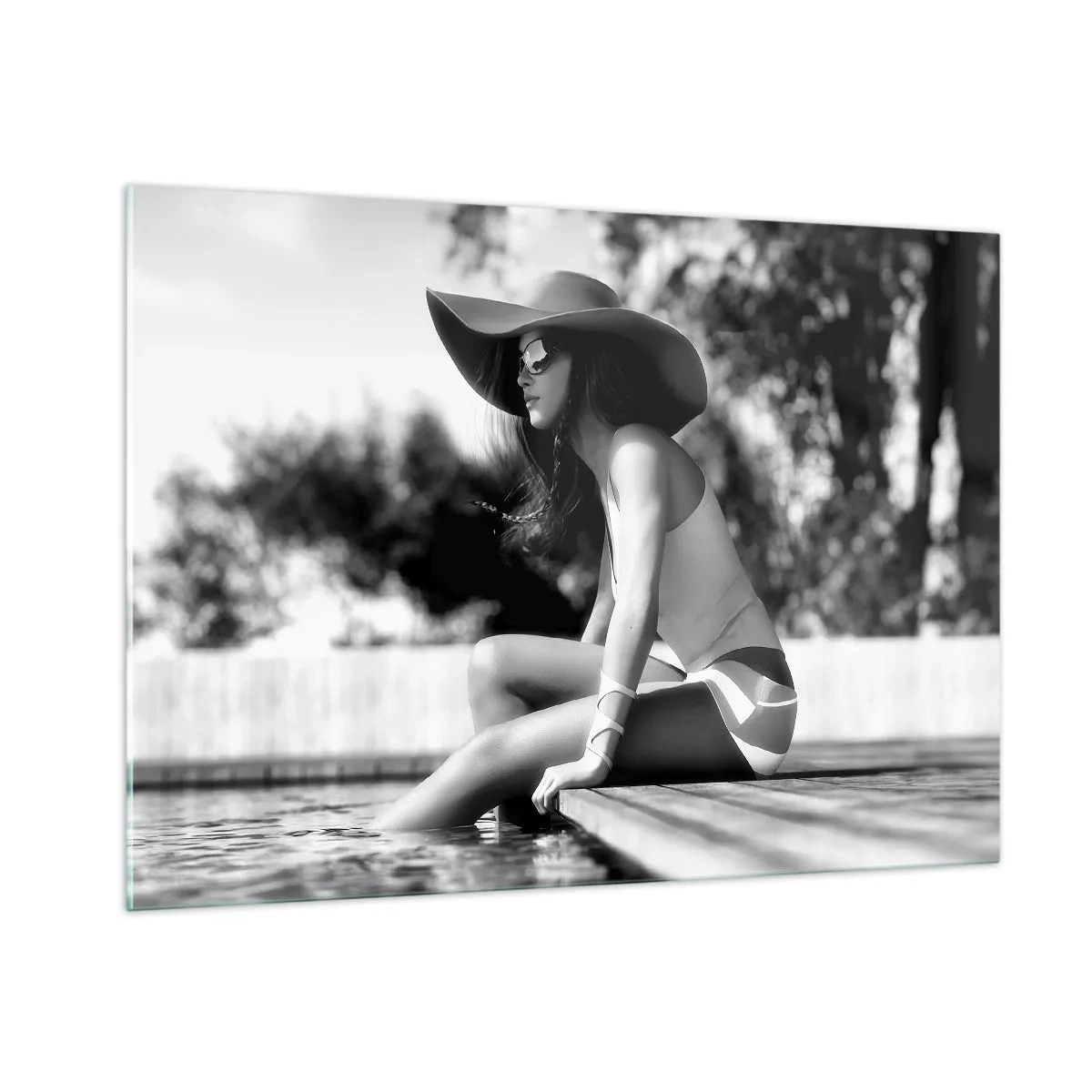 Quadro su vetro - Donna con cappello seduta a bordo piscina in bianco e nero - 100x70cm - Sogno estivo - Decorazione murale moderna per soggiorno e camera da letto ARTTOR