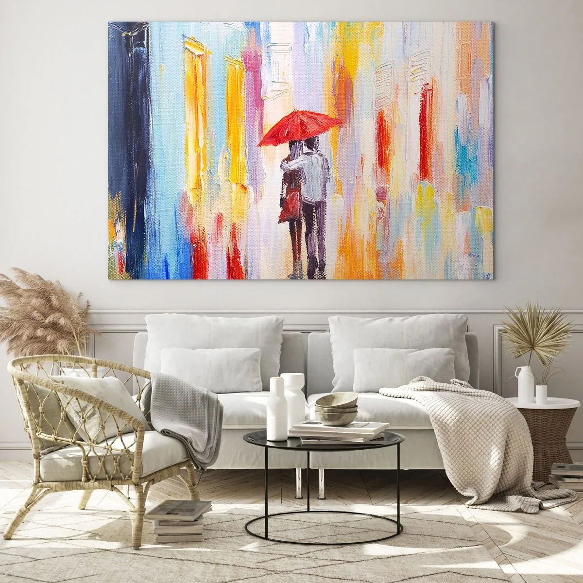Quadro su vetro - Una coppia tiene un ombrello rosso sotto la pioggia, sullo sfondo di una strada colorata. - 120x80cm - Che piova ancora - Decorazione murale moderna per soggiorno e camera da letto ARTTOR