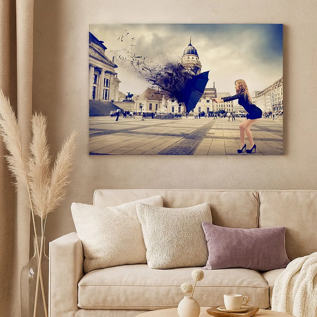 Quadro su tela - Stampe su Tela - Una donna con un ombrello in una composizione artistica su uno sfondo urbano - 70x50cm - C'è un vento tale... - Decorazione murale moderna per soggiorno e camera da letto ARTTOR