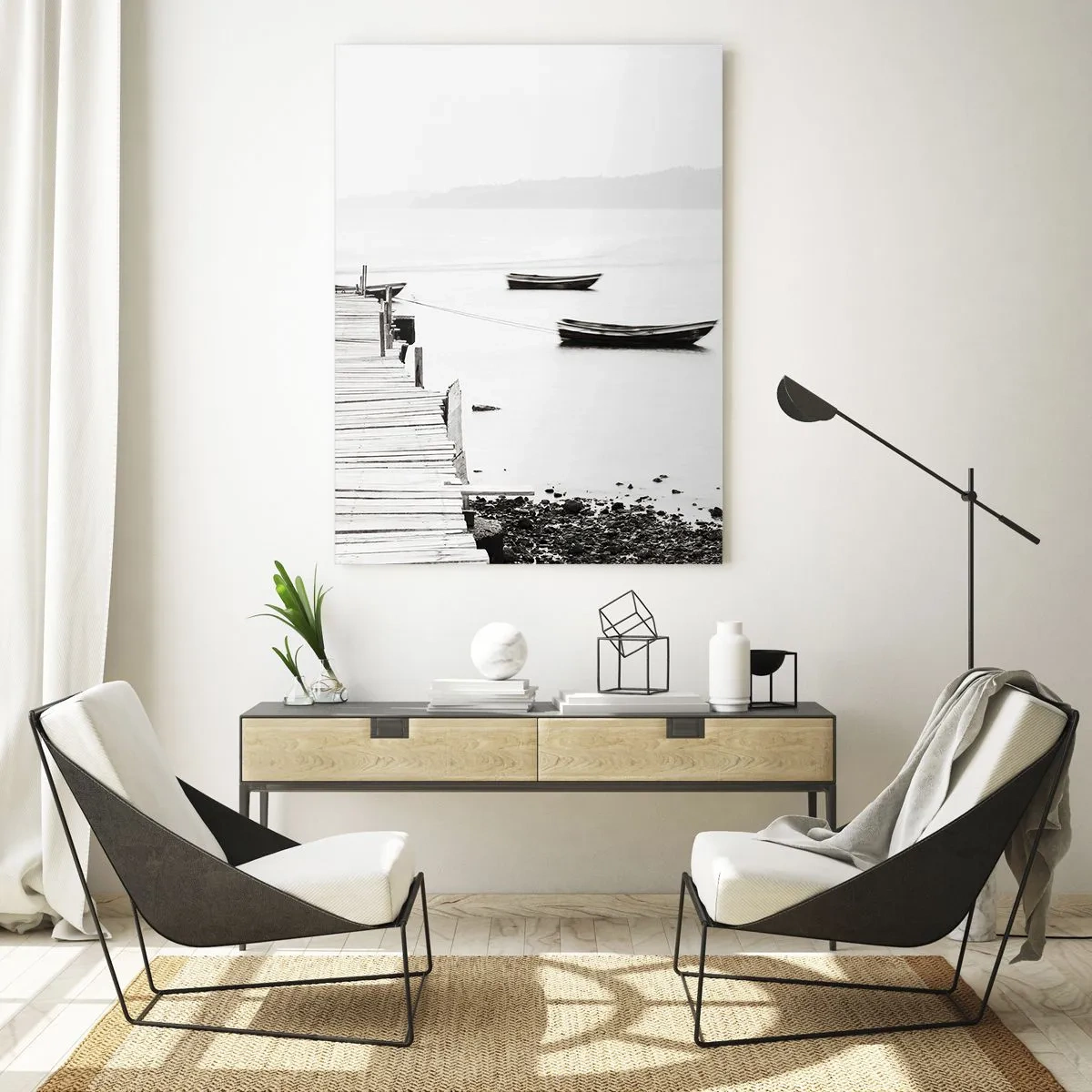 Quadro su vetro - Vista in bianco e nero di un molo di legno su un lago - 50x70cm - Sull'acqua silenziosa e pura - Decorazione murale moderna per soggiorno e camera da letto ARTTOR