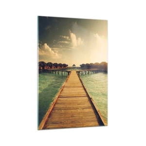 Quadro su vetro - Un molo di legno che conduce alle case sull'acqua, illuminate dai raggi del sole. - 70x100cm - Caldo invito - Decorazione murale moderna per soggiorno e camera da letto ARTTOR