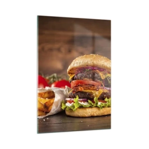 Quadro su vetro - Hamburger succoso con condimenti e patatine fritte su uno sfondo di legno - 50x70cm - Frutto proibito - Decorazione murale moderna per soggiorno e camera da letto ARTTOR