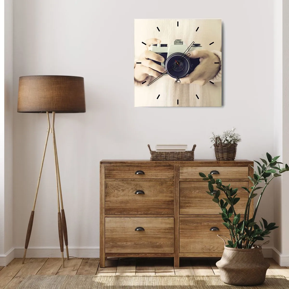 Orologio da parete - Orologio in Vetro - Macchina fotografica retrò tenuta in mano su uno sfondo chiaro - 30x30cm - Per vedere meglio... - Decorazione murale moderna per soggiorno e camera da letto ARTTOR