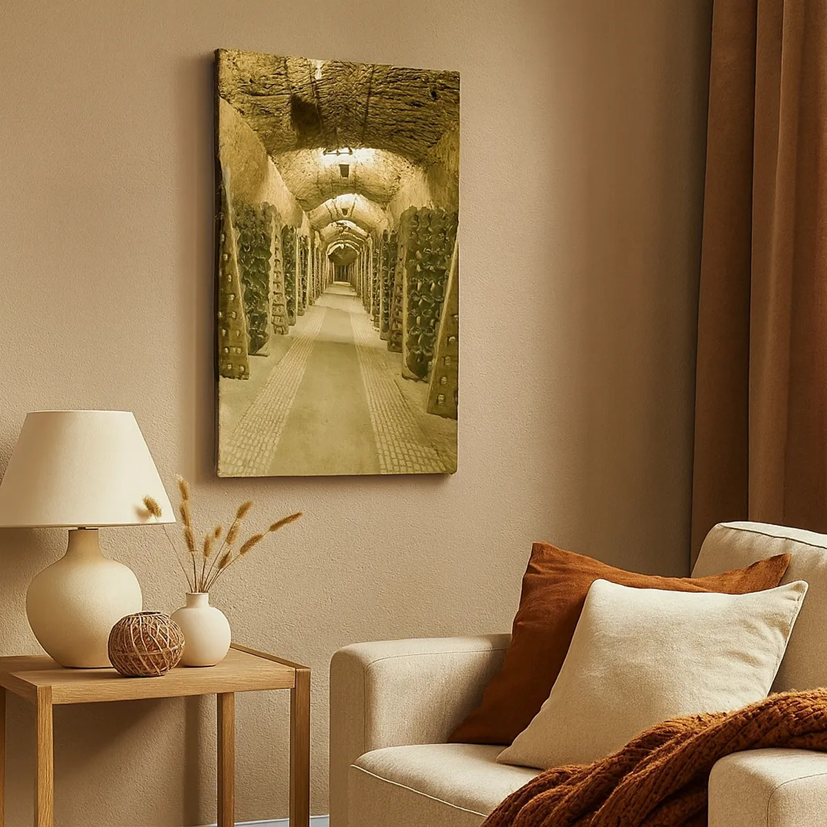 Quadro su tela - Stampe su Tela - Un vigneto con una cantina piena di bottiglie di vino esposte su scaffali di legno. - 50x70cm - Nascita del sapore - Decorazione murale moderna per soggiorno e camera da letto ARTTOR