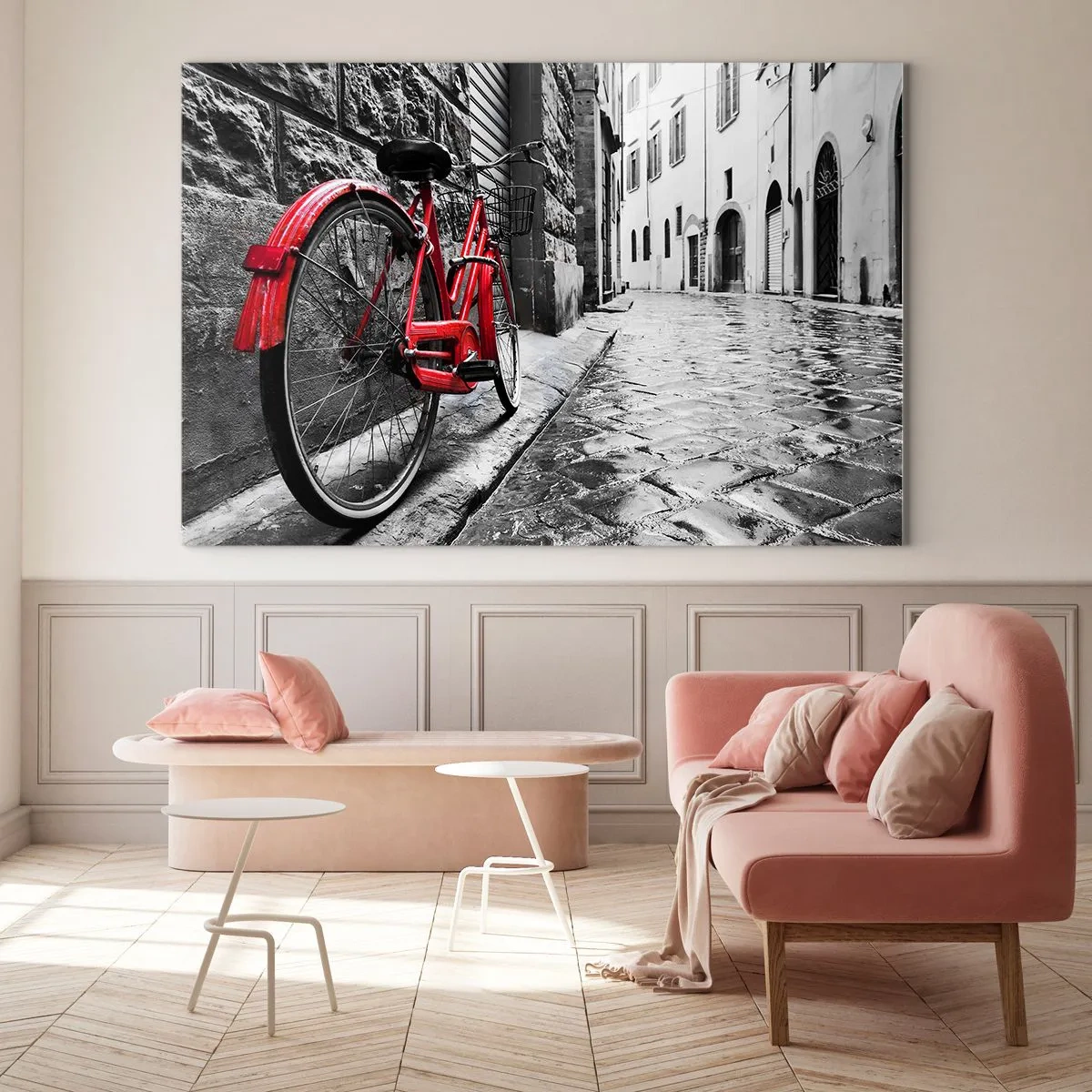 Quadro su vetro - Una bicicletta rossa su una strada acciottolata con sfondo monocromo. - 70x50cm - La vera bellezza non invecchia - Decorazione murale moderna per soggiorno e camera da letto ARTTOR
